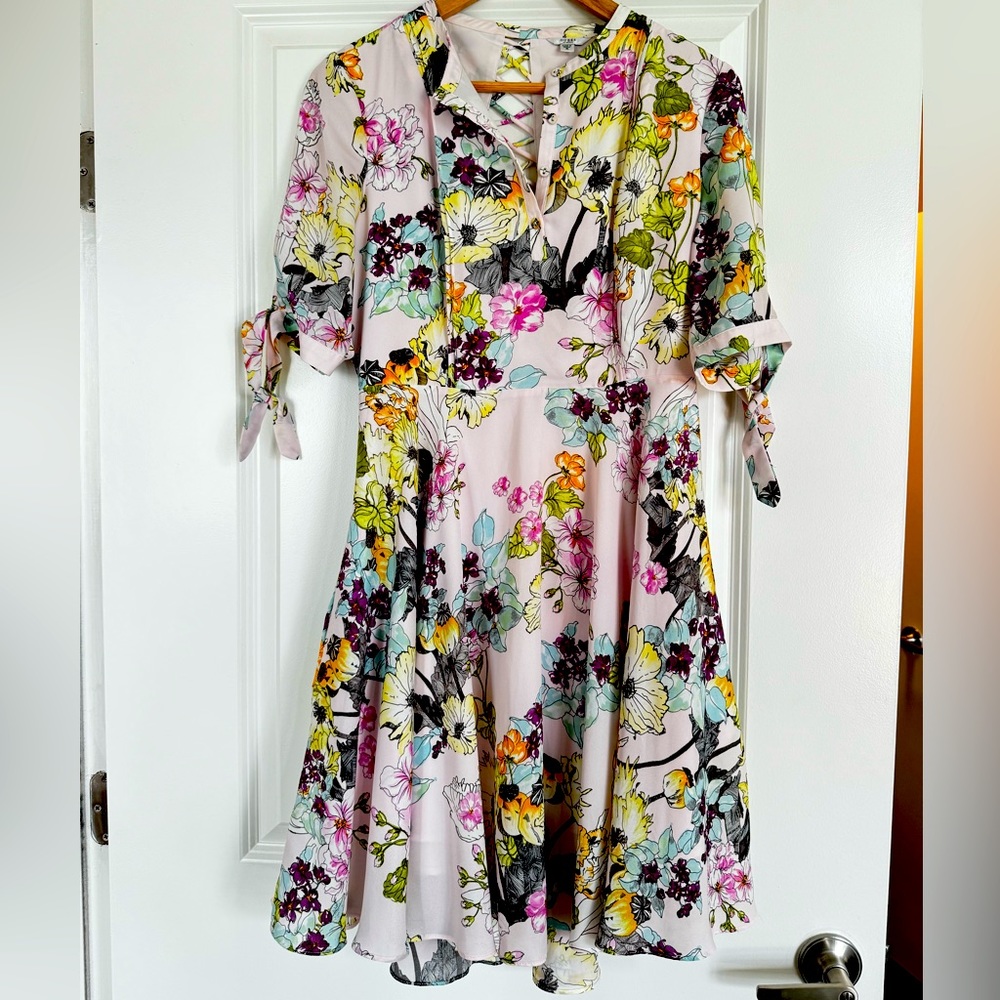 Flower dress. Size medium. Almost new. Beautiful design in the back.